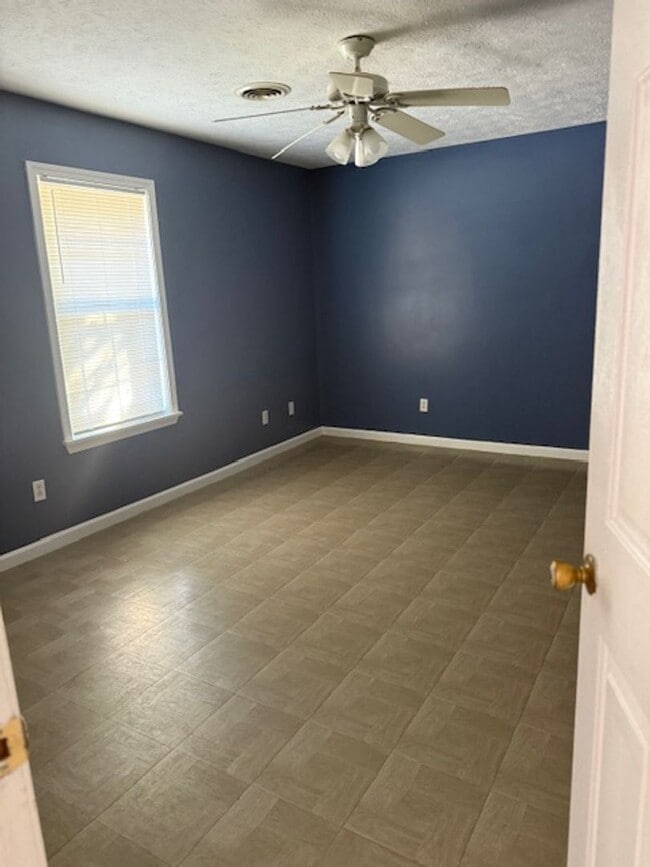 Building Photo - 2bd/2ba with an oversized single car garage