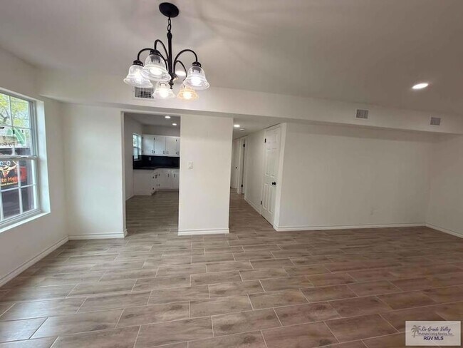 Building Photo - 203 McGregor St