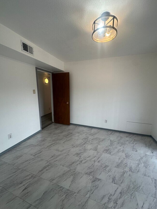 Building Photo - Welcome to this charming 3-bedroom, 2-bathroom home located in Albuquerque, NM