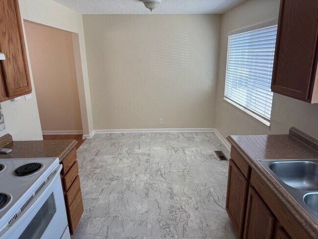 Building Photo - 2225 Hillsborough Ct