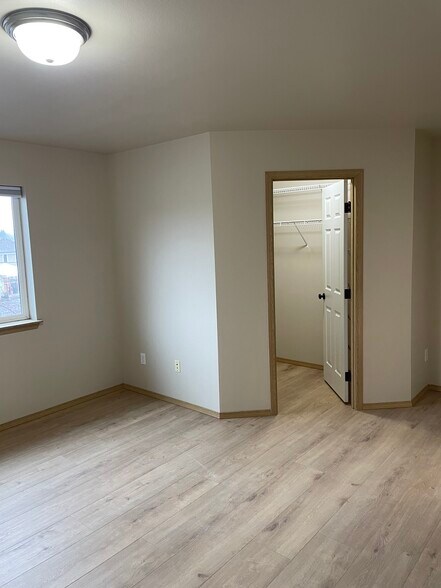 Building Photo - 3010 Everett Ave