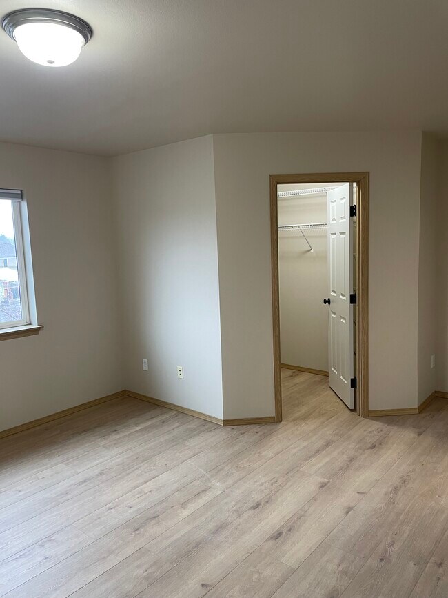 Building Photo - 3010 Everett Ave