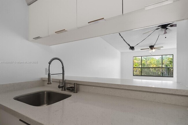 Building Photo - 10167 Twin Lakes Dr