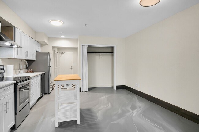 Building Photo - 0bd/1ba Bellevue Condo