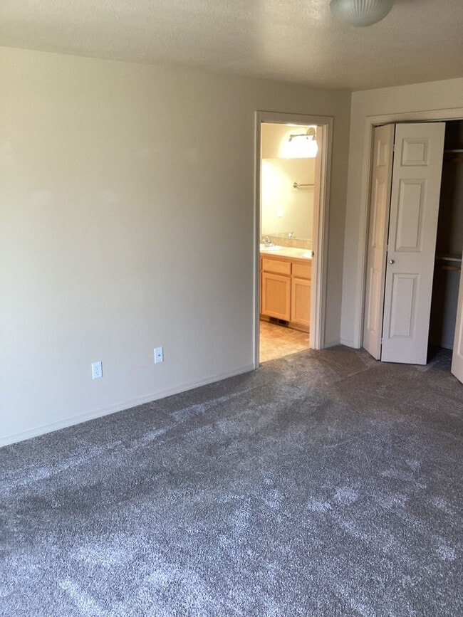 Building Photo - 1335-1335 NE Del Norte Ave