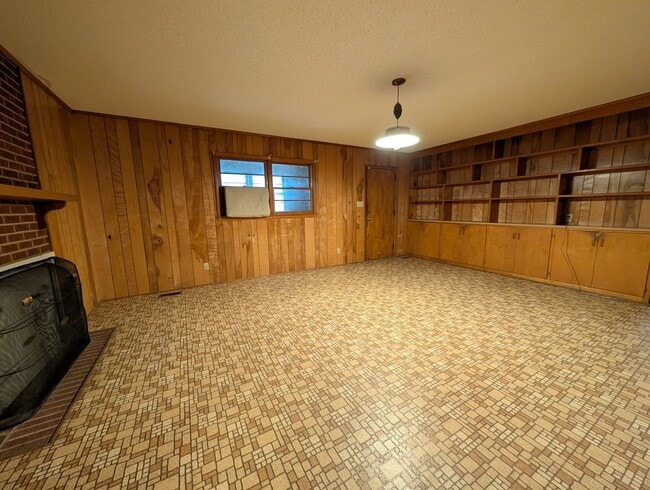 Building Photo - Available to Show