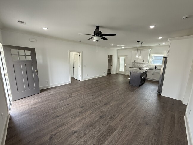 Building Photo - 1009 W Main St