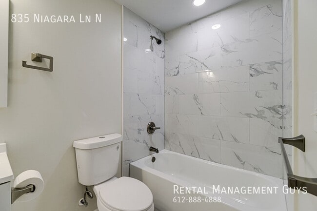 Building Photo - Stunning 4 Bedroom Home! Wayzata School District!