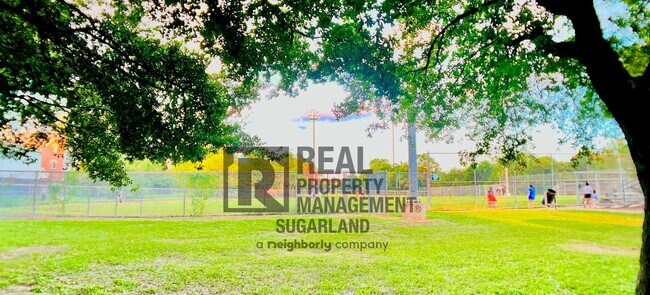 Building Photo - Luxurious Three Story Townhome!