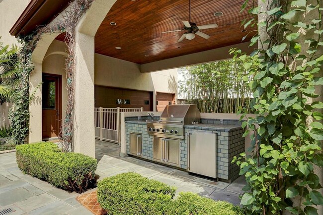 Building Photo - 5528 Holly Springs Dr