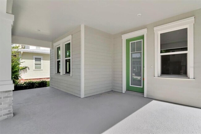 Building Photo - 402 E Oak Ave