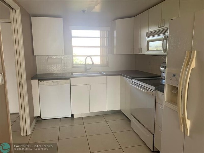 Building Photo - 9470 Live Oak Pl