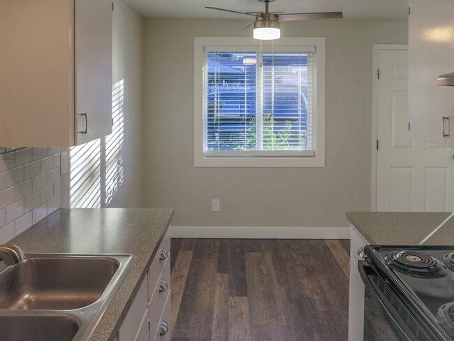 Building Photo - Updated 2 Bedroom Duplex in Salem Availabl...