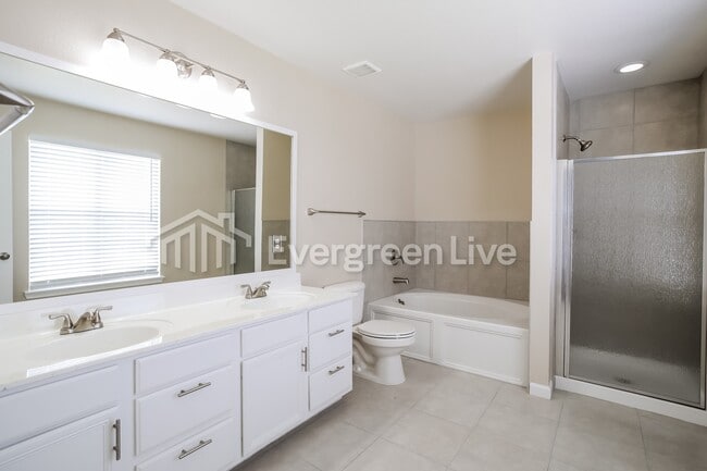 Building Photo - 1100 Beechwood Ln