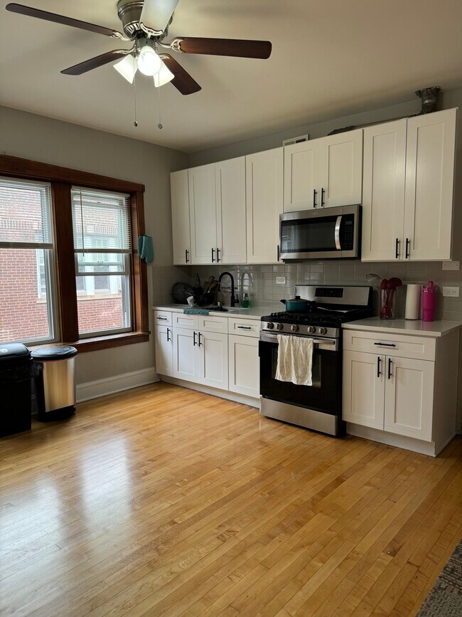 Building Photo - 4815 W Cornelia Ave