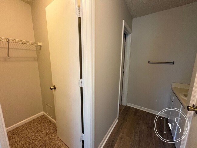 Building Photo - MOVE IN SPECIAL: $1000 OFF 1ST MONTH'S RENT!**