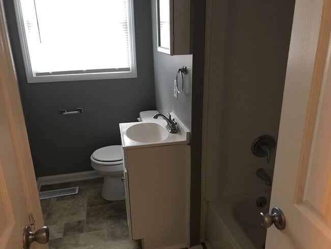 Building Photo - Eagledale - 3 BR home