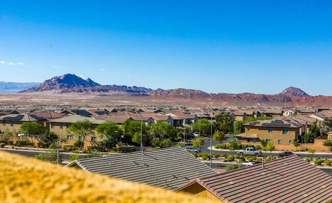 Building Photo - Stunning 360 Strip, Mountain and City Roof...