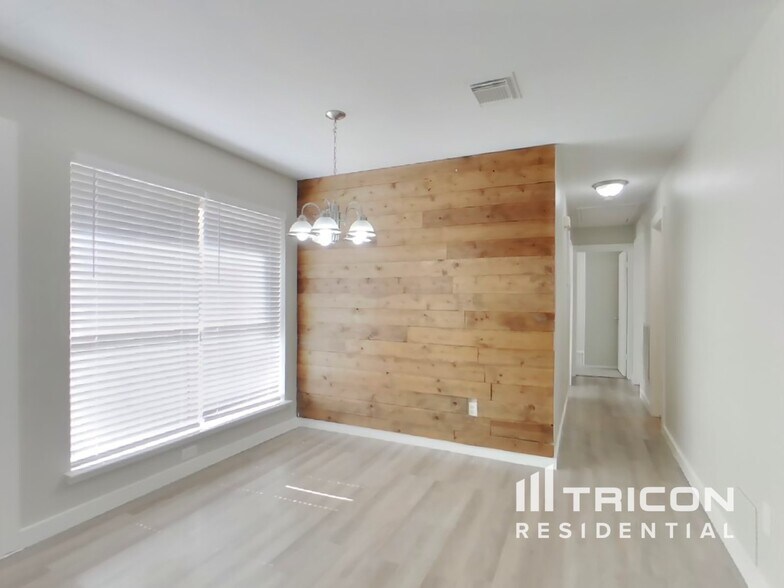 Building Photo - 1824 Old Creek Dr