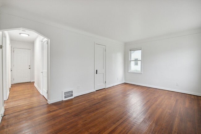 Building Photo - West Side - 3 Bedroom Bungalow
