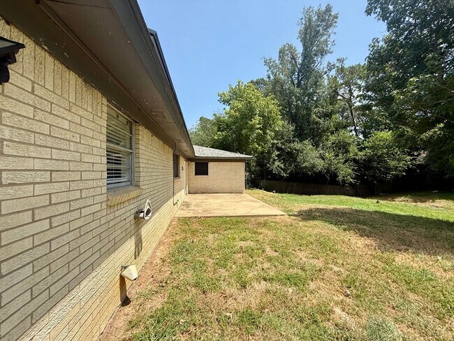 Building Photo - 7618 Brookhollow Dr