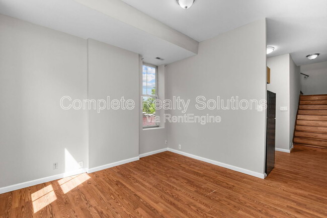 Building Photo - 3021 Iowa Ave