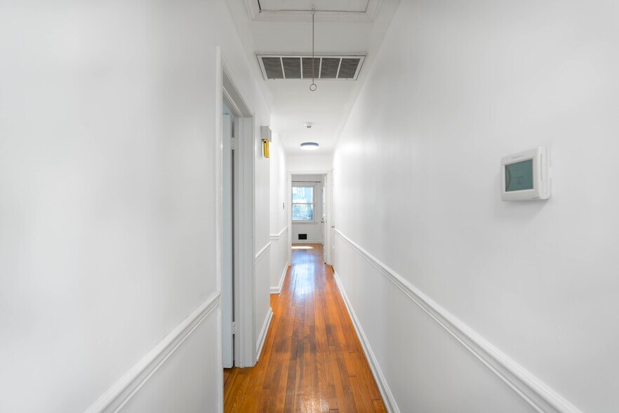 Building Photo - 161 Blades St