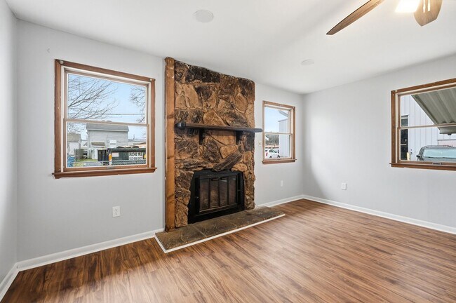 Building Photo - Three Bedroom Home in Hamilton!