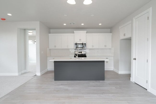 Building Photo - Beautiful New 3 Bedroom Home in Brio