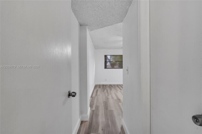 Building Photo - 8513 Old Country Manor