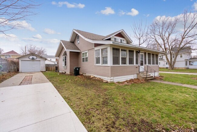 Building Photo - 503 Iowa St