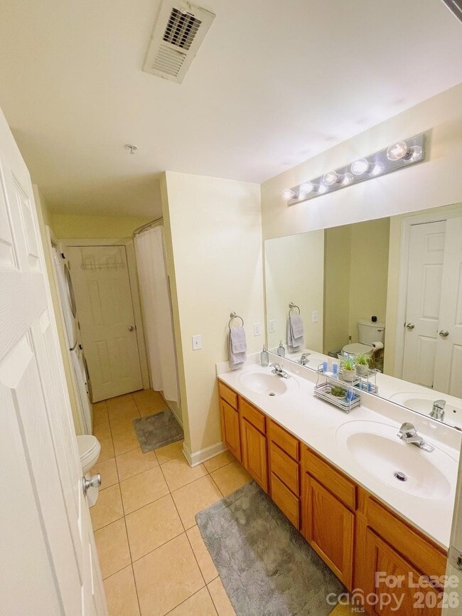 Building Photo - 718 W Trade St