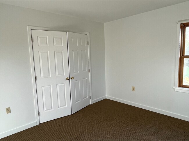 Bedroom 3 Closet - 38472 Nixon Rd