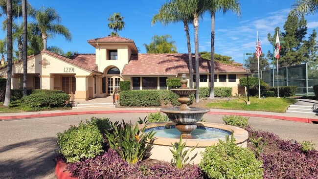 Building Photo - Conveniently Located - Available Immediately!