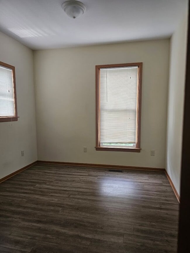 Building Photo - 129 E Reed Ave