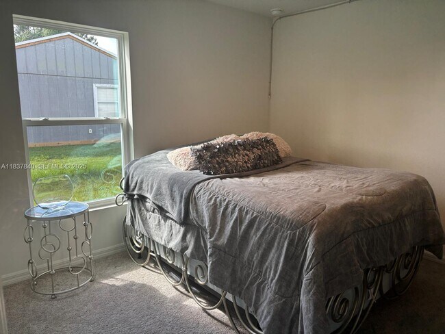 Building Photo - 1073 SW Eureka Ave