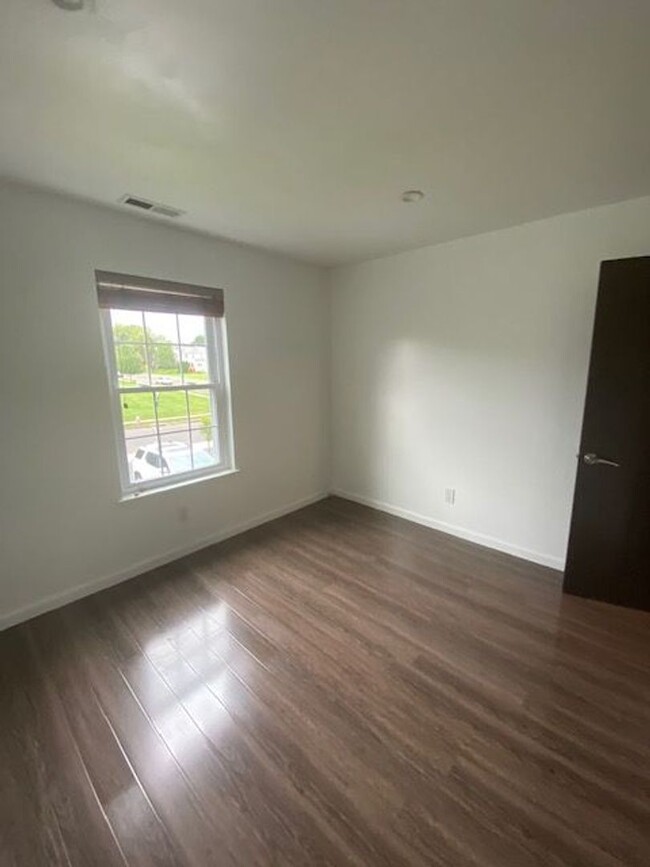 Building Photo - Two Bedroom Three Bathroom Condo in Hollan...