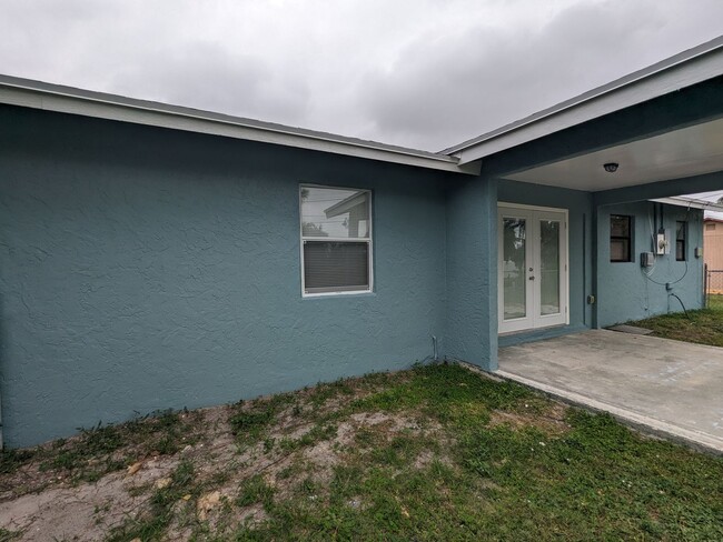 Building Photo - Beautifully renovated 3/2 home in Greenacres!