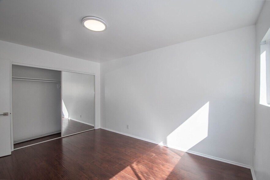 Building Photo - 14706 Dickens St