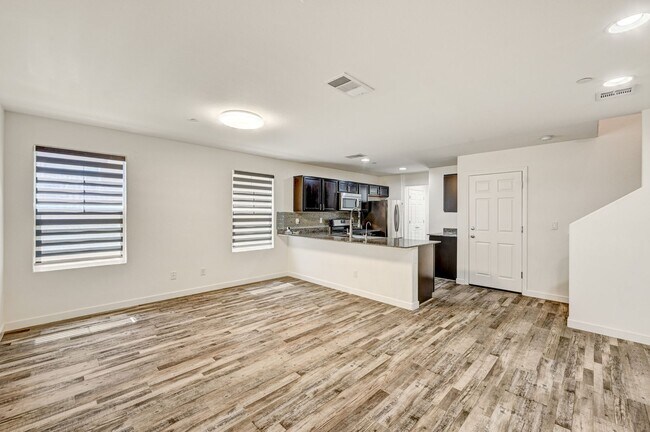 Building Photo - Exquisite Townhome - Life of luxury