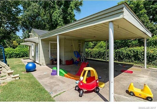 Building Photo - 3624 Gilbert Dr
