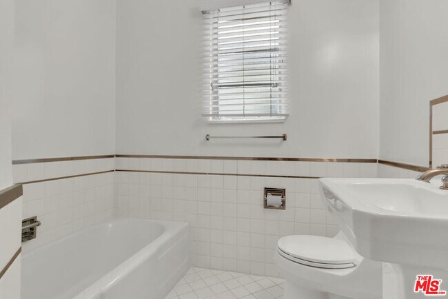 Building Photo - 154 N Sycamore Ave