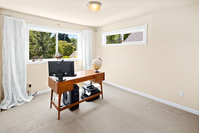 Building Photo - Gorgeous Big Ravenna Home in Seattle