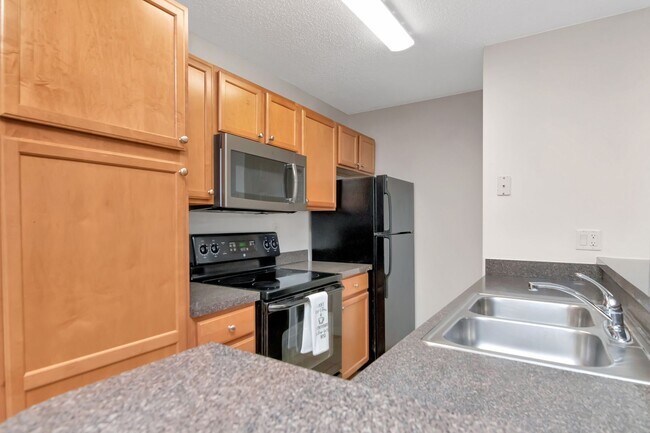 Building Photo - Ground Floor 1 BR + Den in Brandon with Resort Amenities