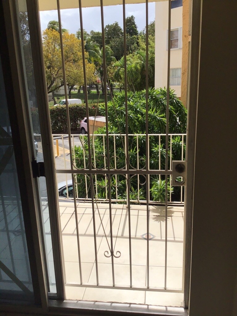 Building Photo - 1750 W 46th St