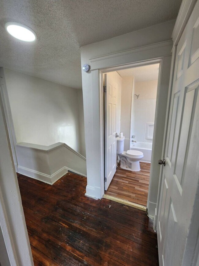 Building Photo - Charming 3-Bedroom Property in Prime Location