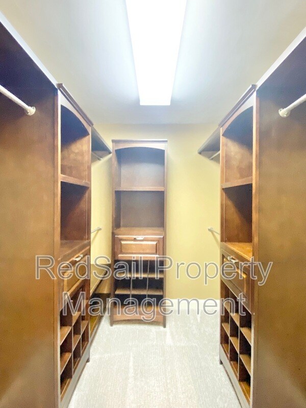 Building Photo - 3928 Oak Dr E