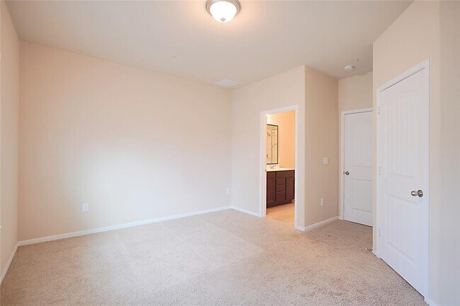 Building Photo - 516 E Slaughter Ln
