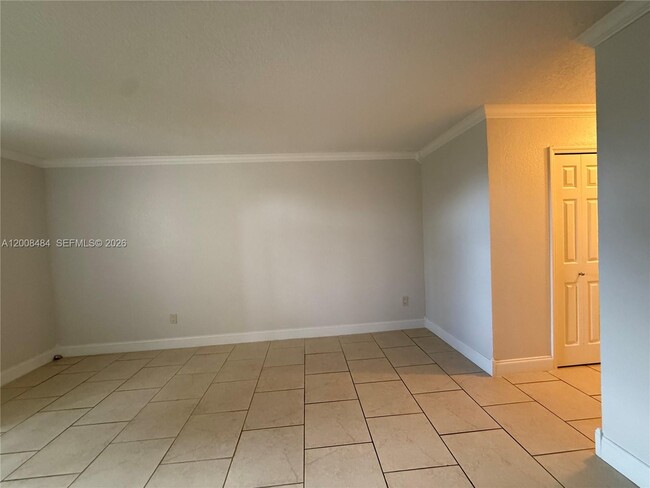 Building Photo - 9140 Fontainebleau Blvd