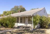 Building Photo - Adorable One Bedroom